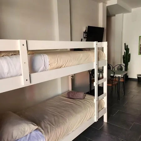 Metro Young Hostal Turín